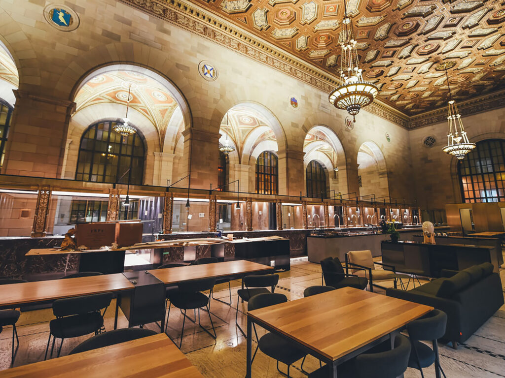 Intérieur du café avec plafond décoré