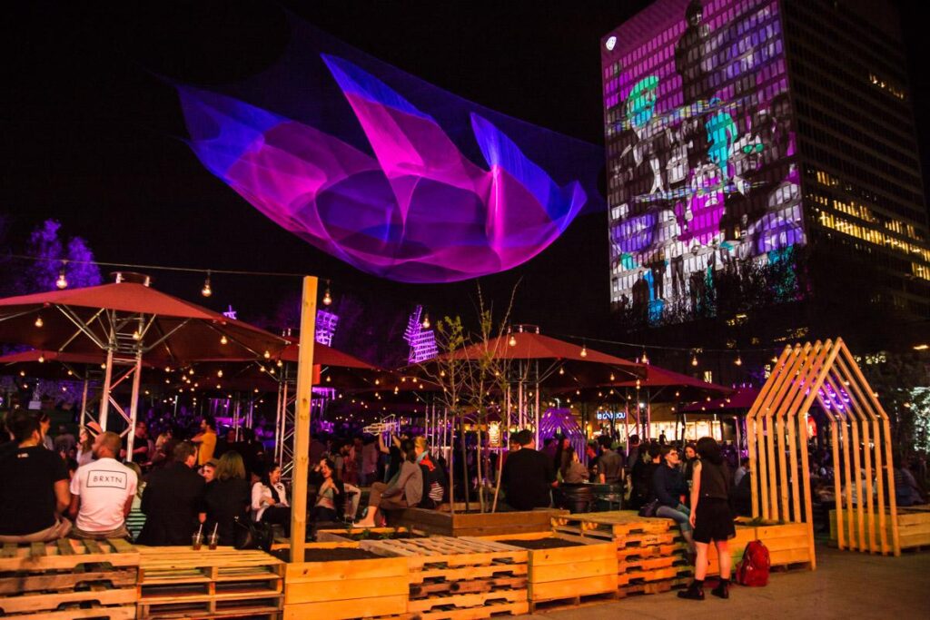 Place Émilie-Gamelin, illuminée de soir