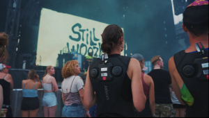 Personne dans une foule à un concert et portant une veste vibrante pour ressentir la musique