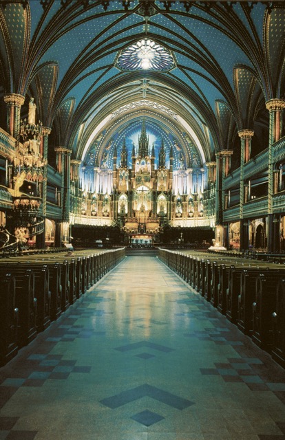  Intérieur majestueux de la basilique Notre-Dame de Montréal, avec ses arches ornées et son éclairage vibrant, accessible aux visiteurs.